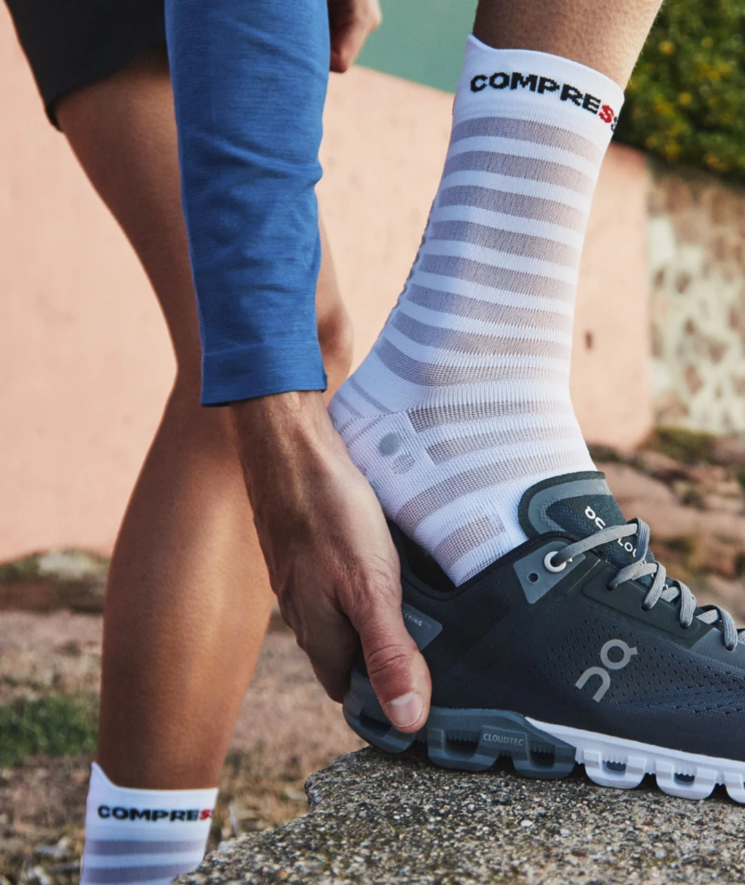 Compressport - Pro Racing Socks V4.0 Ultralight Run High - Unisex - White/Alloy - Image 3