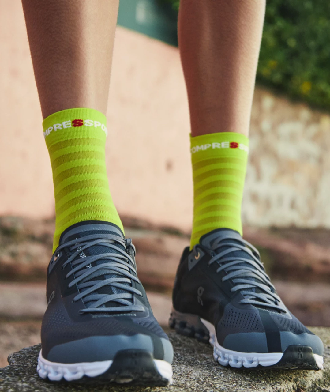 Compressport - Pro Racing Socks V4.0 Ultralight Run High - Unisex - Primerose/Fjord Blue - Image 3